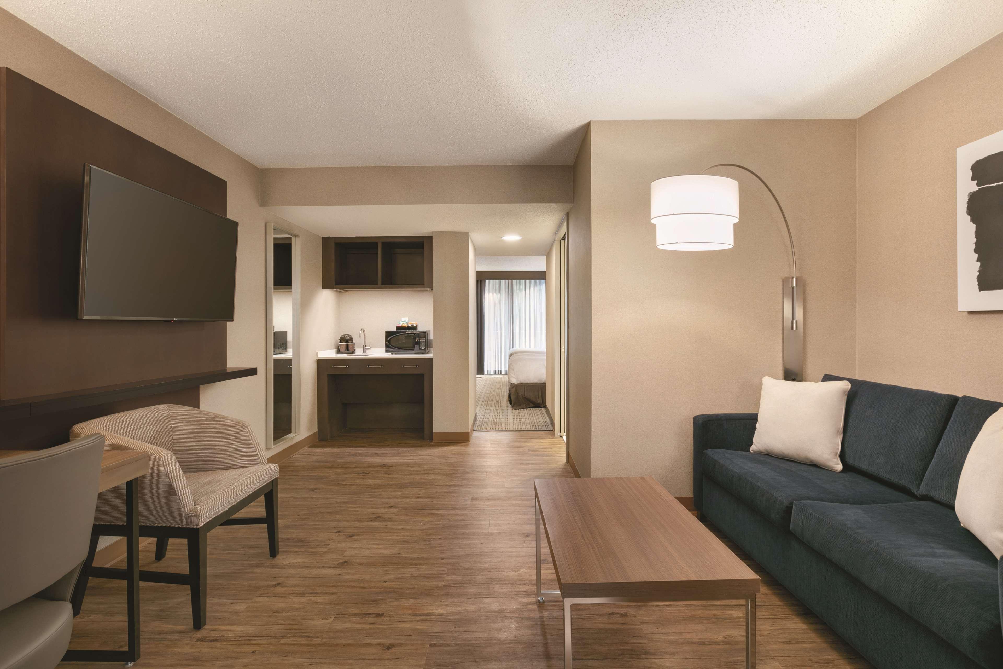 Embassy Suites By Hilton Richmond Dumbarton Eksteriør bilde
